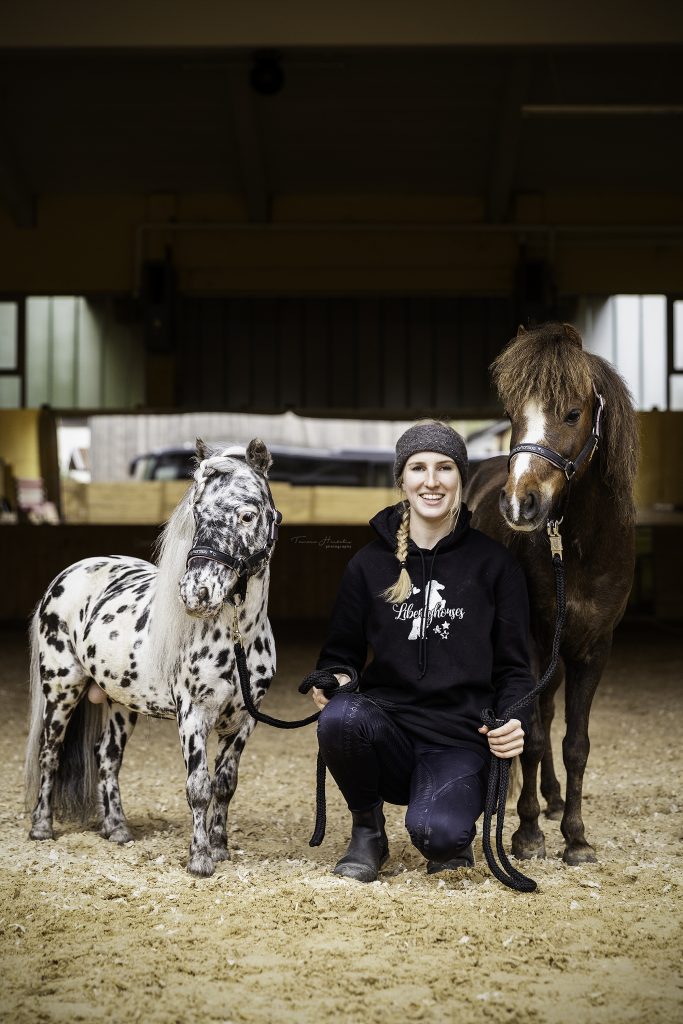 Julia Steinbrecher mit Ihren Pferden und dem Libertyhorses Kuschelhalfter